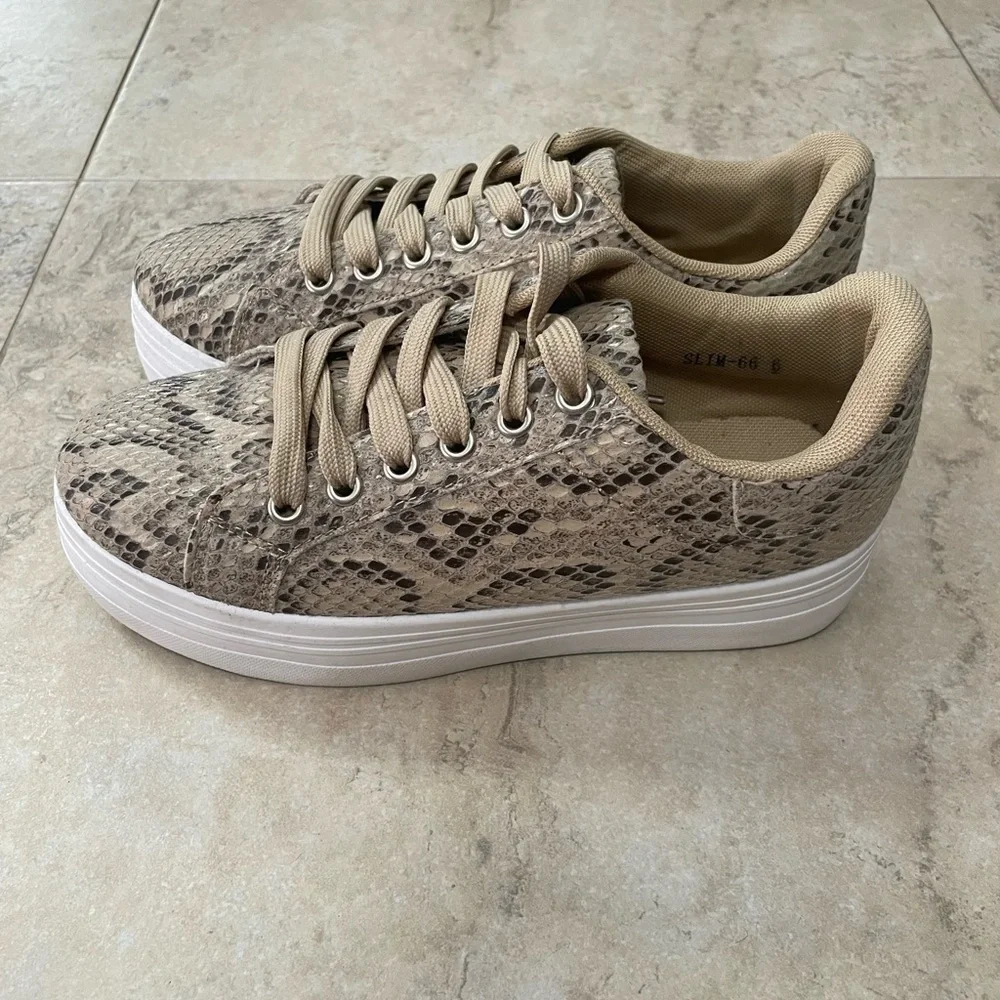 Fashion Nova Oh So Darling Sneakers in Snake Print. Size 6